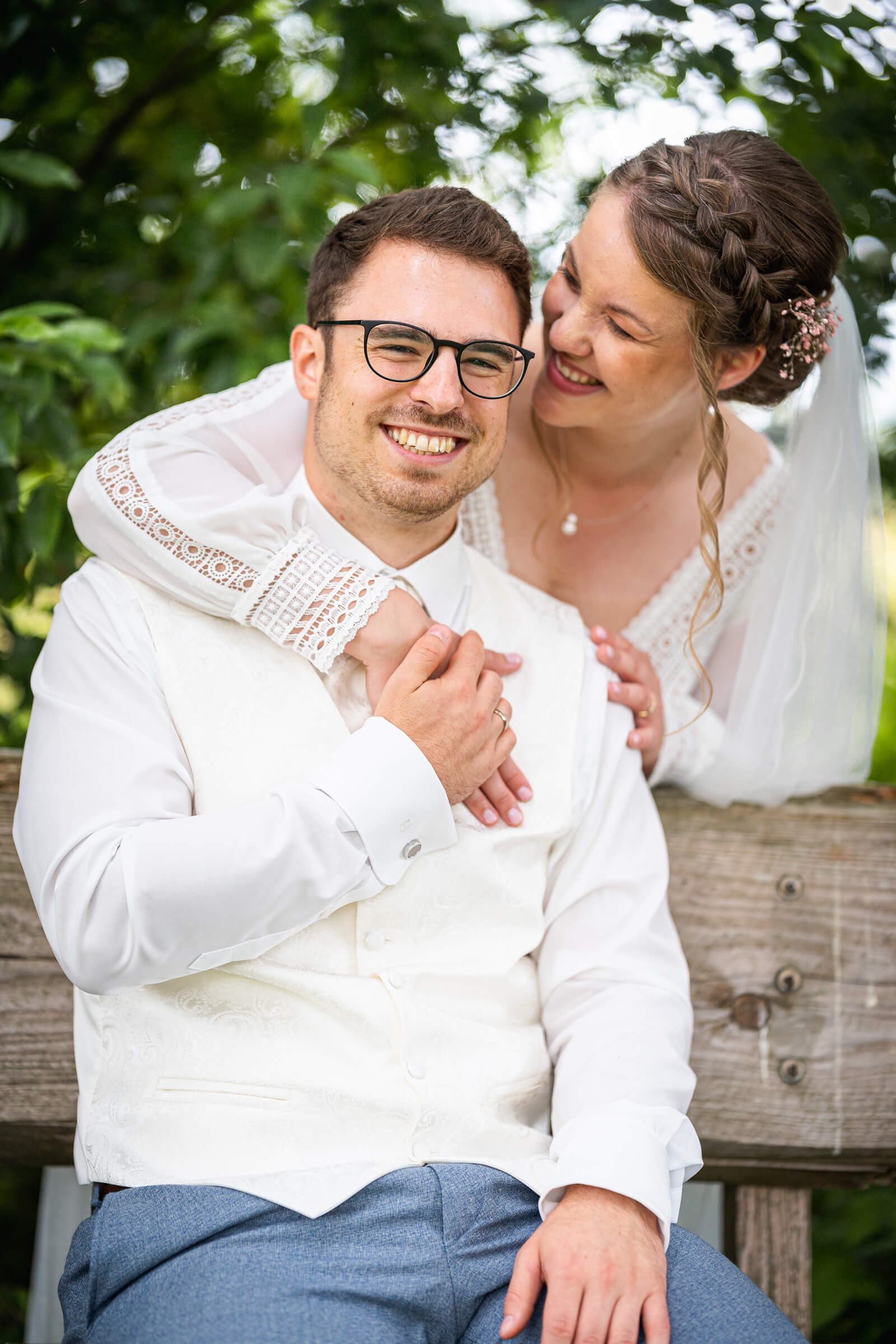 Natürliches Hochzeitsfotos im Grünen.