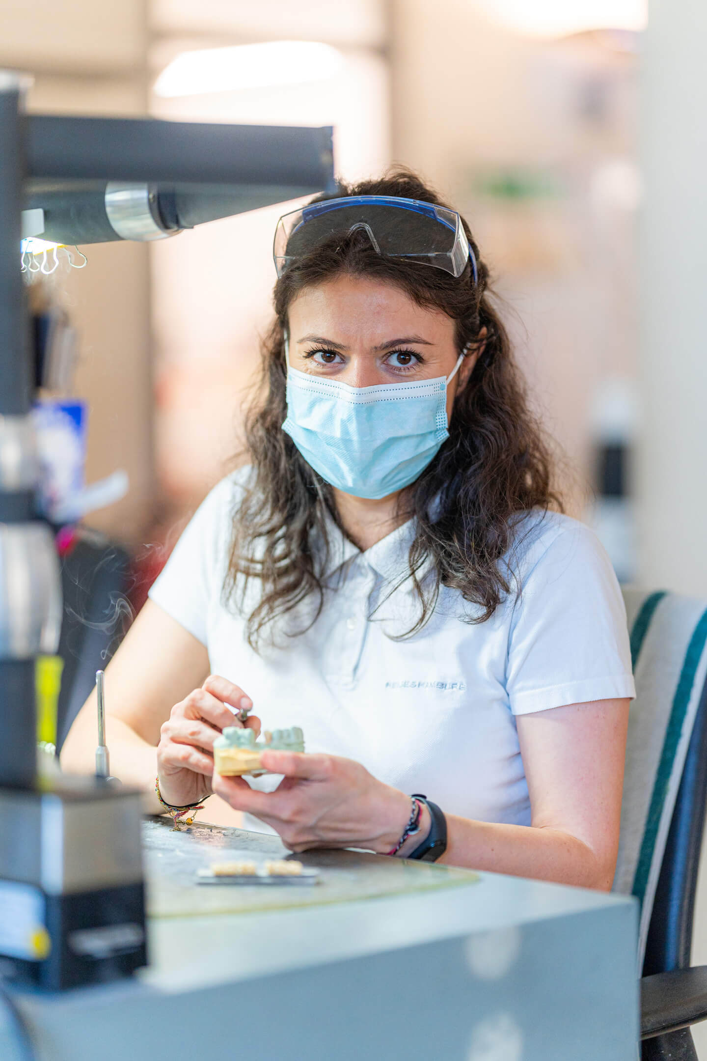 Zahntechnikerin bei derArbeit fotografieren
