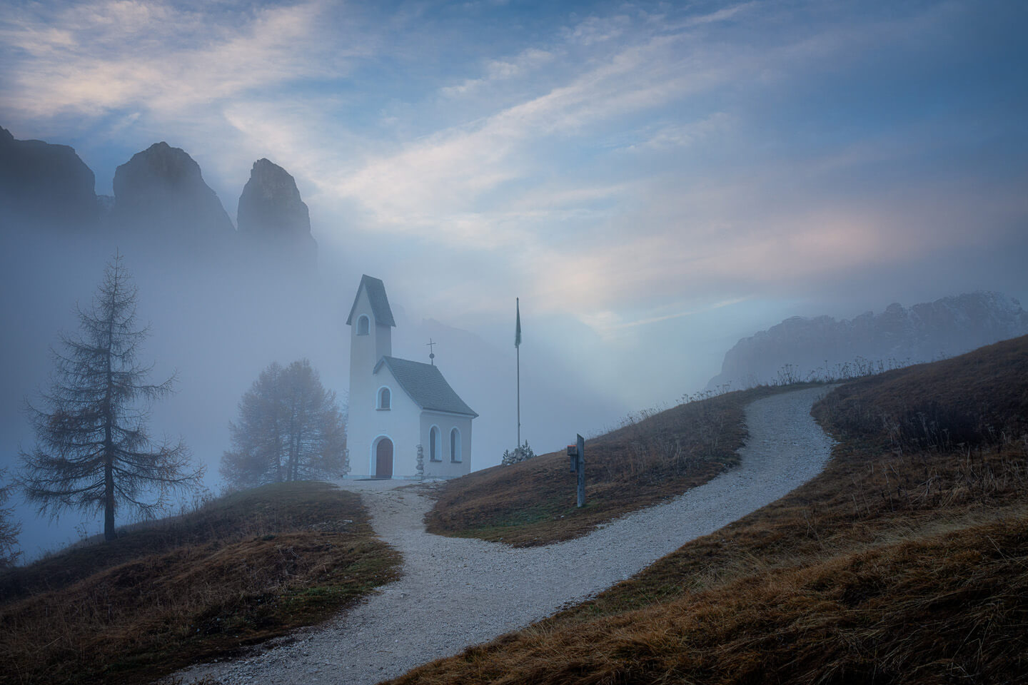 Die Alpini Kapelle am Gardenapass im Morgennebel