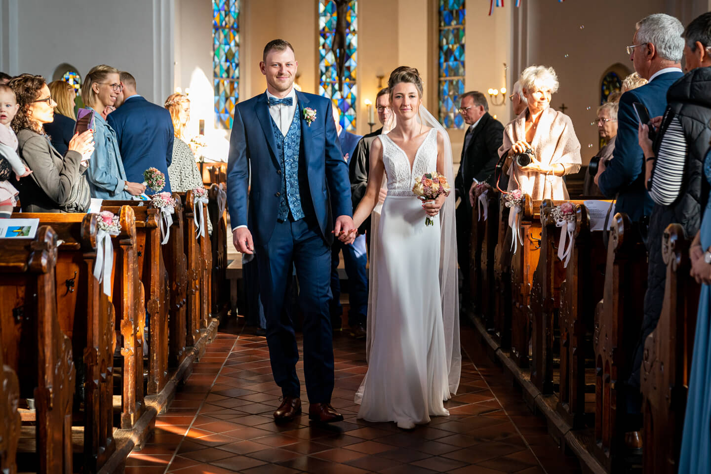 Auszug des Brautpaars aus der Kirche.