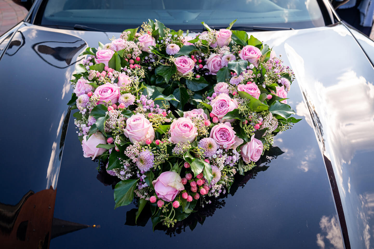 Autoschmuck auf der Motorhaube eines Porsche.