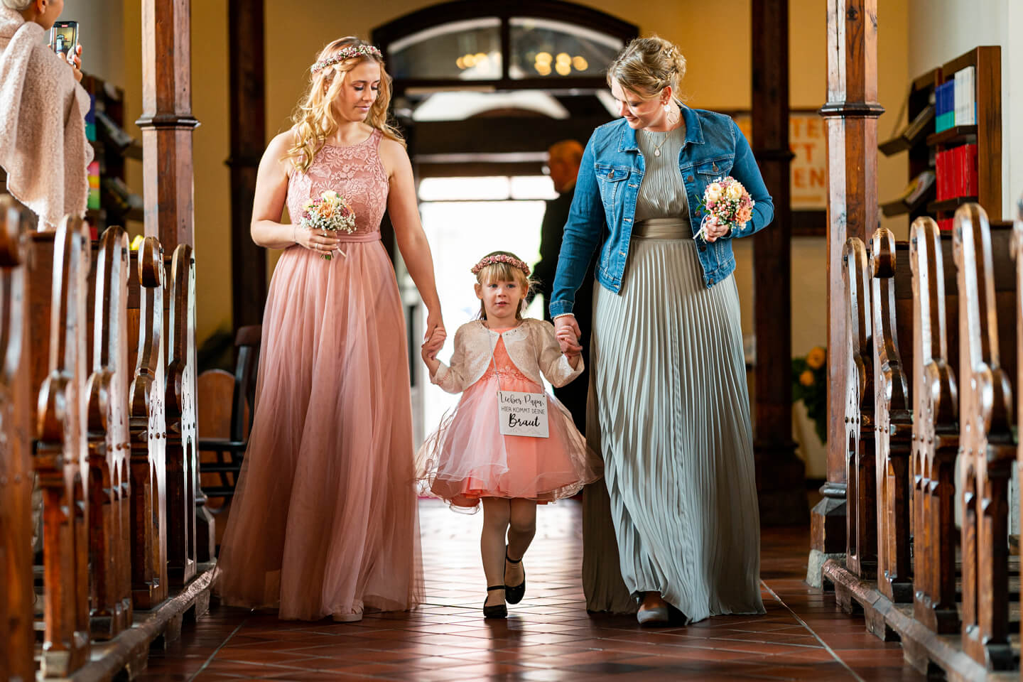 Brautjungfern in der Michaeliskirche.