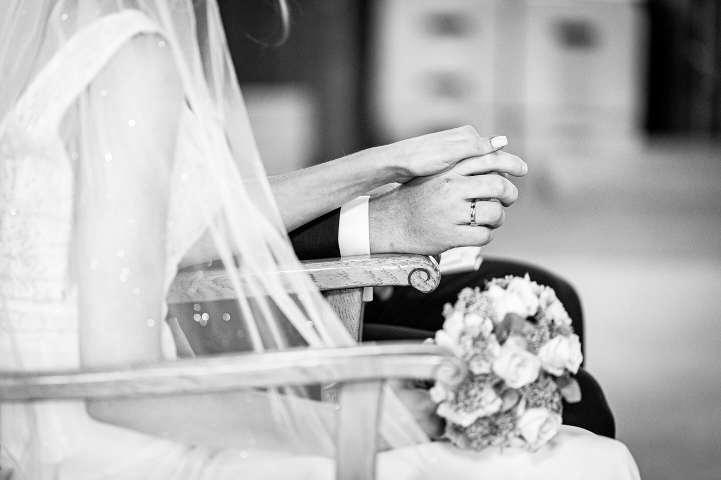 Brautpaar hält sich die Hände