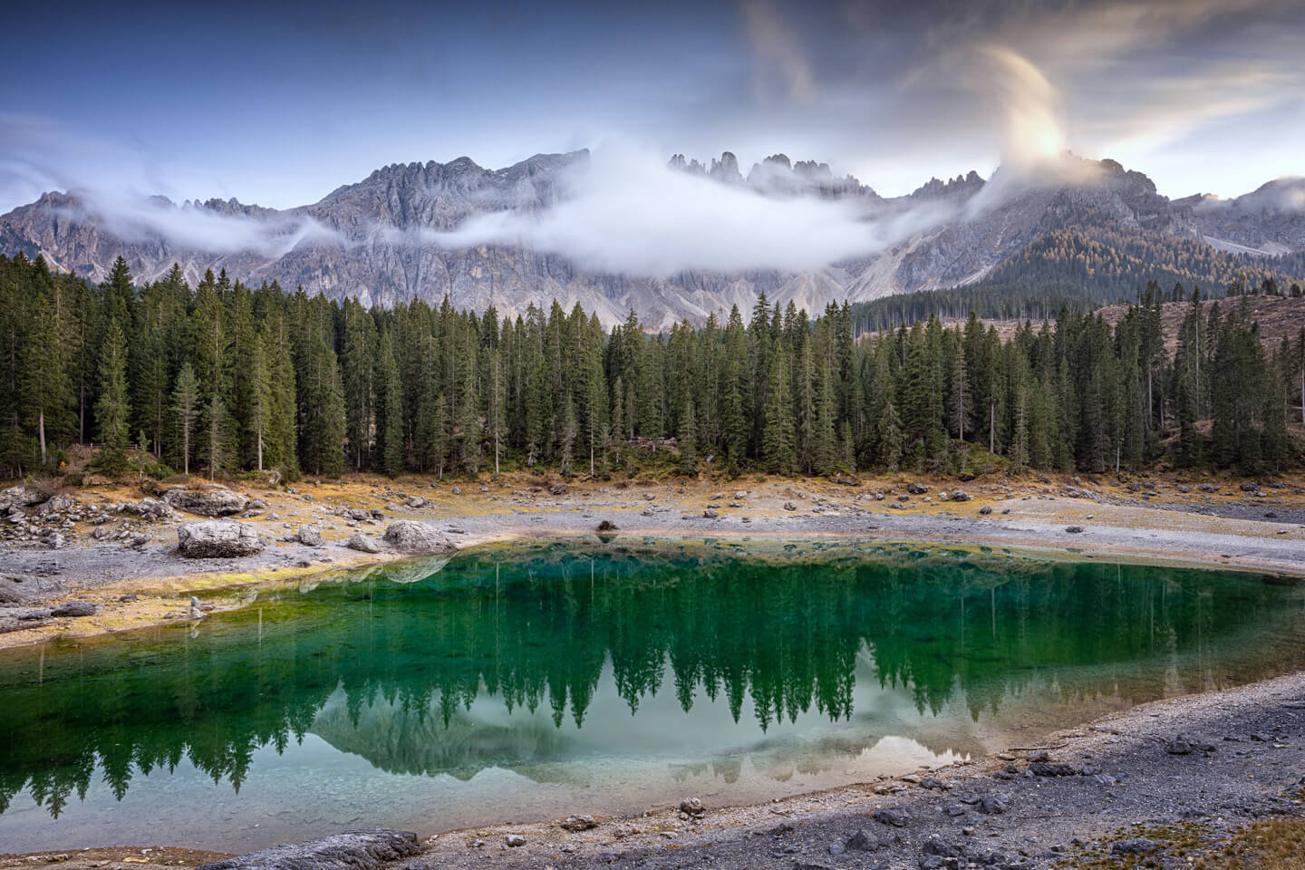 Klassische Perspektive am Karersee niedriger wasserstand