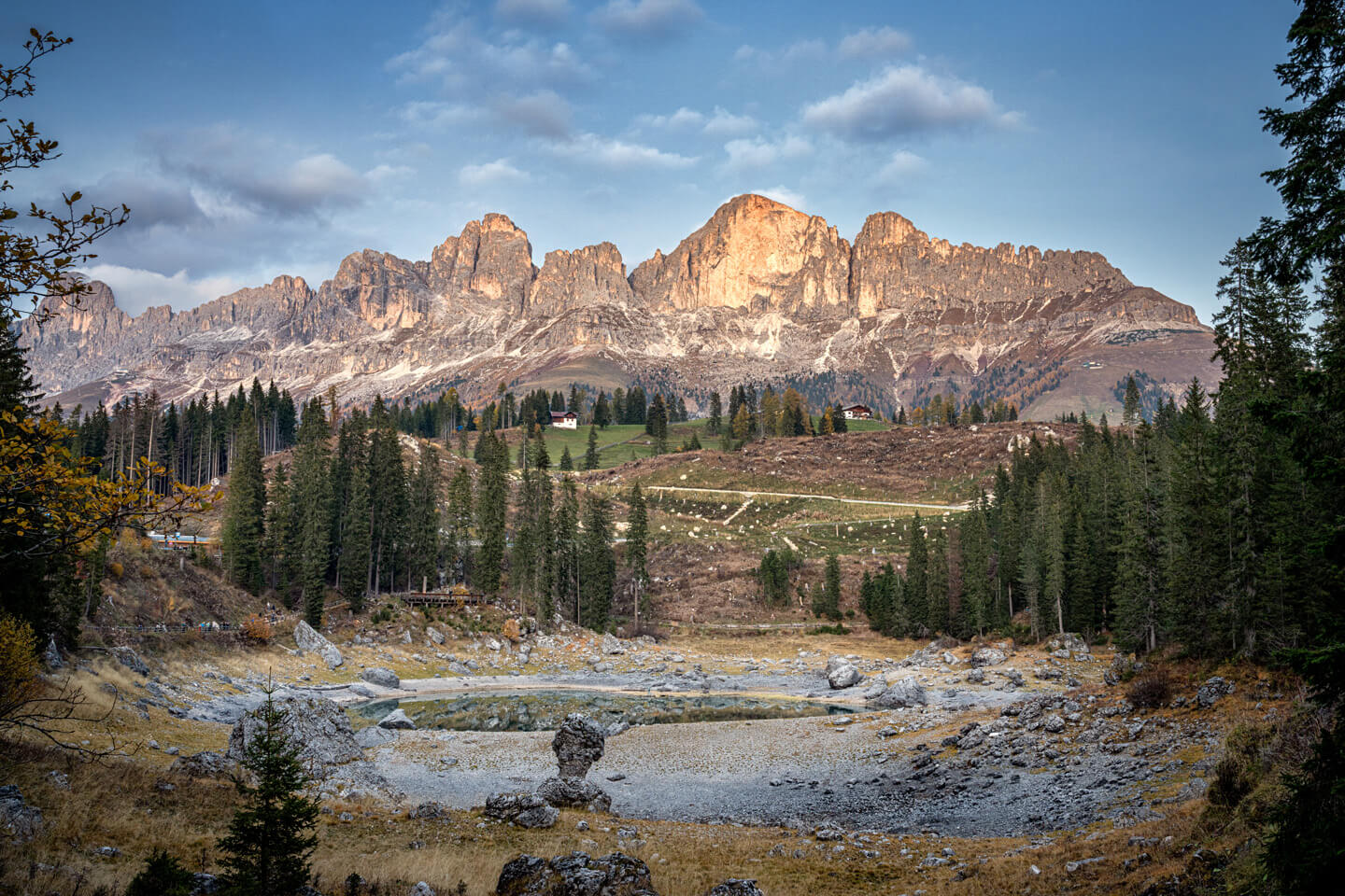 Der Karersee in Südtirol führt hier nur wenig Wasser