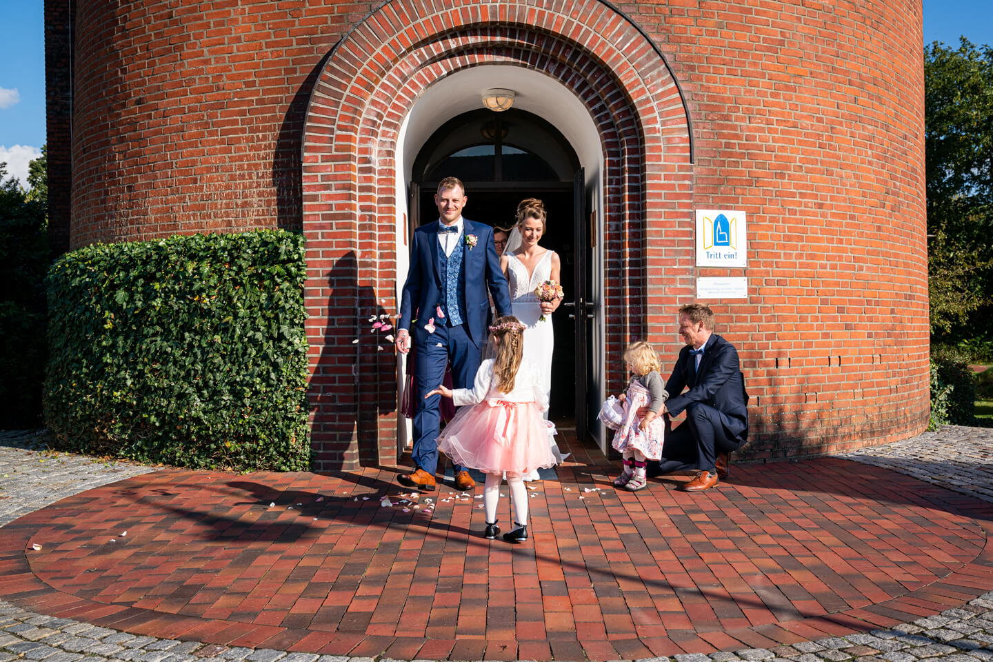 Brautpaar komt aus der Kirche