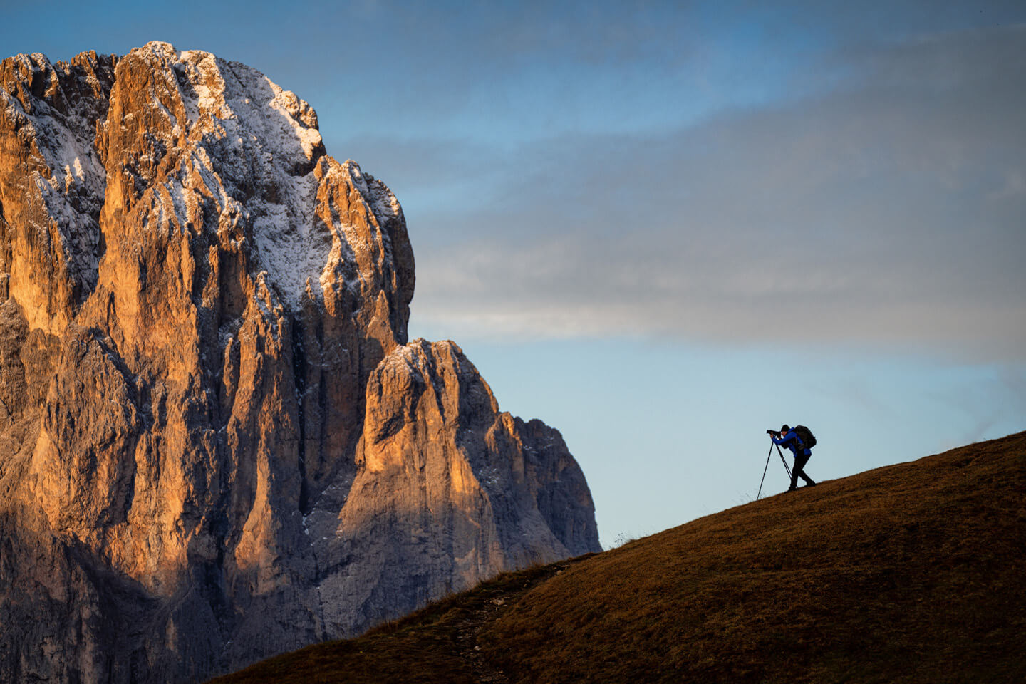 Die warme Morgensonne scheint hier in die Berge der Dolomiten