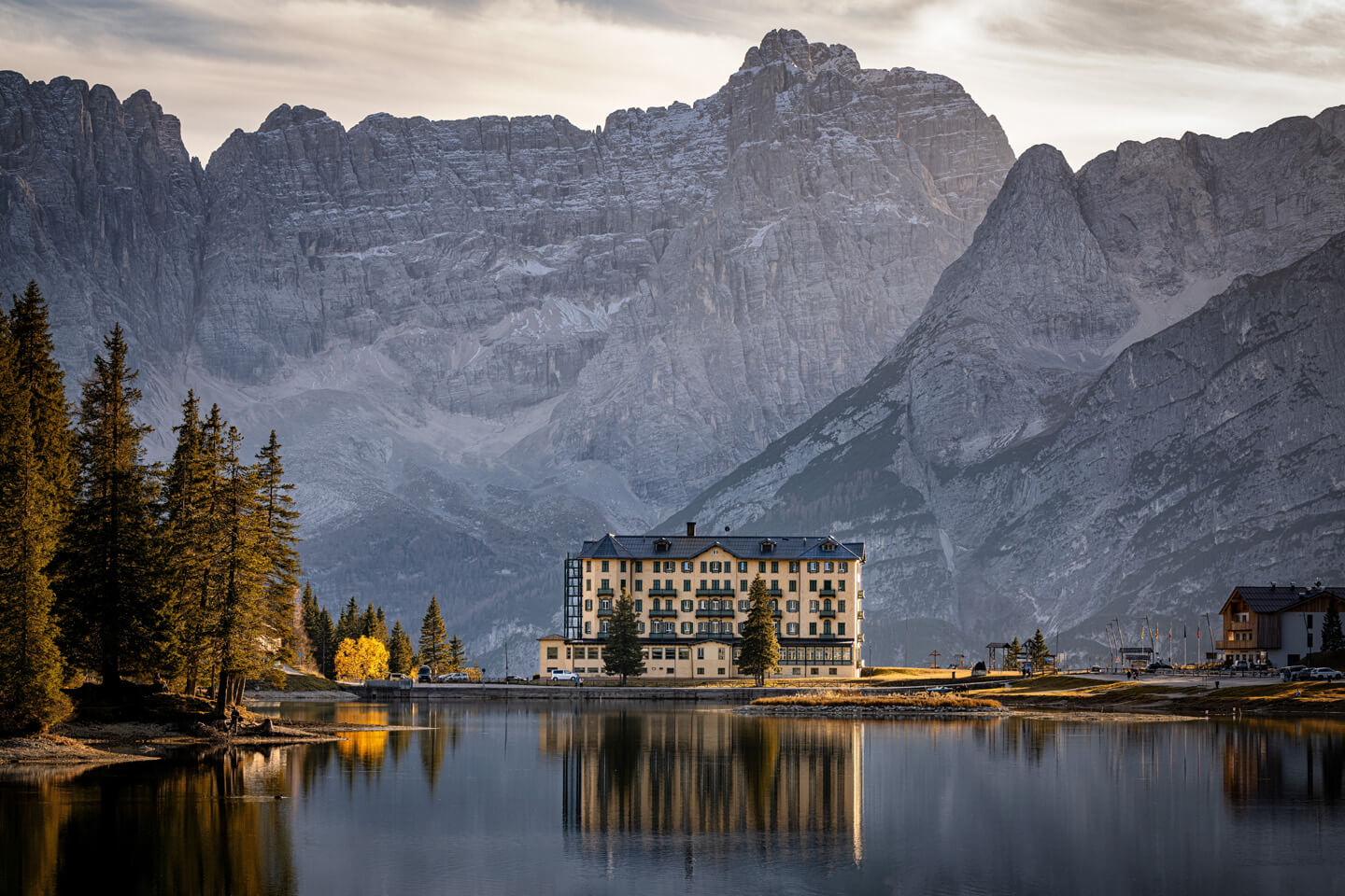 Misurina See mit Hotel vor Bergpanorama