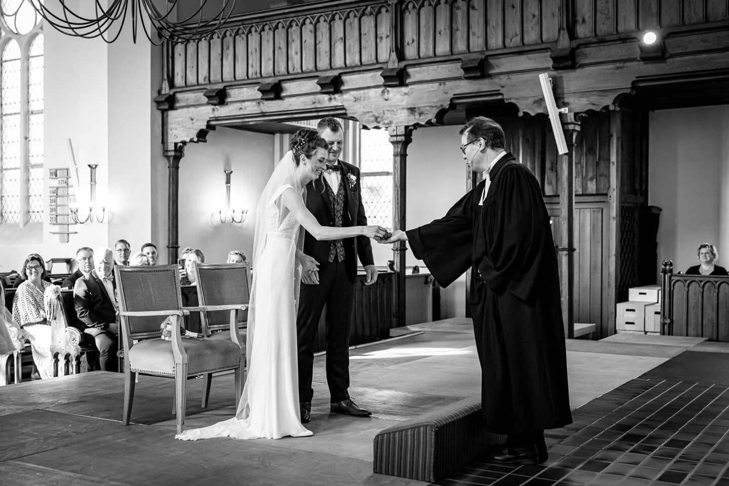 Ringwechsel bei der Trauungszeremonie in der Kirche