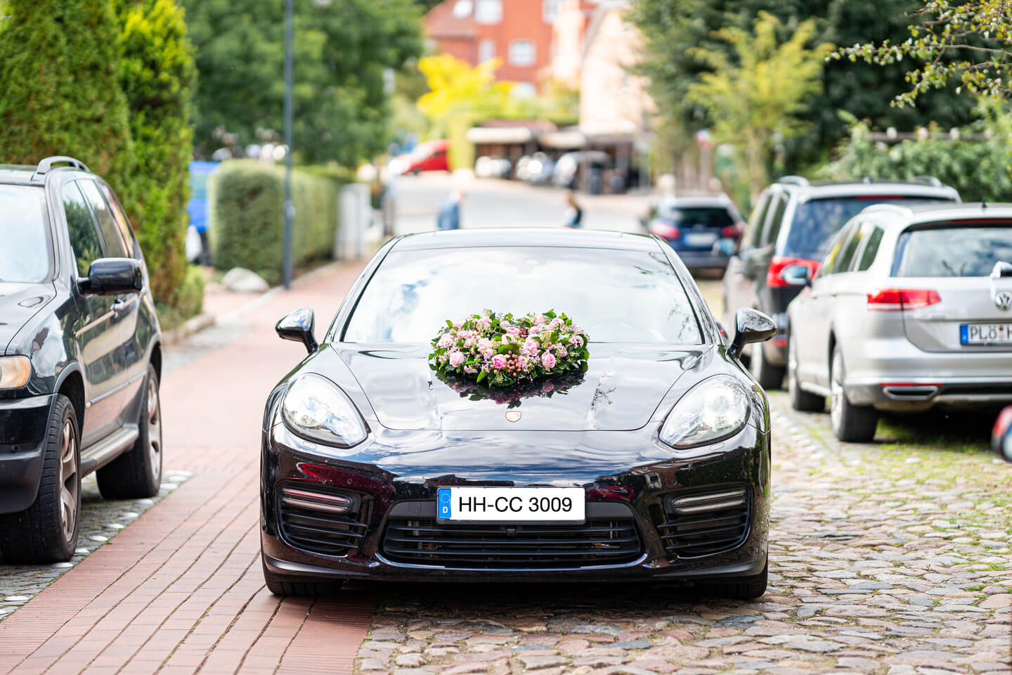 Porsche mit Blumenschmuck als Hochzeitsauto