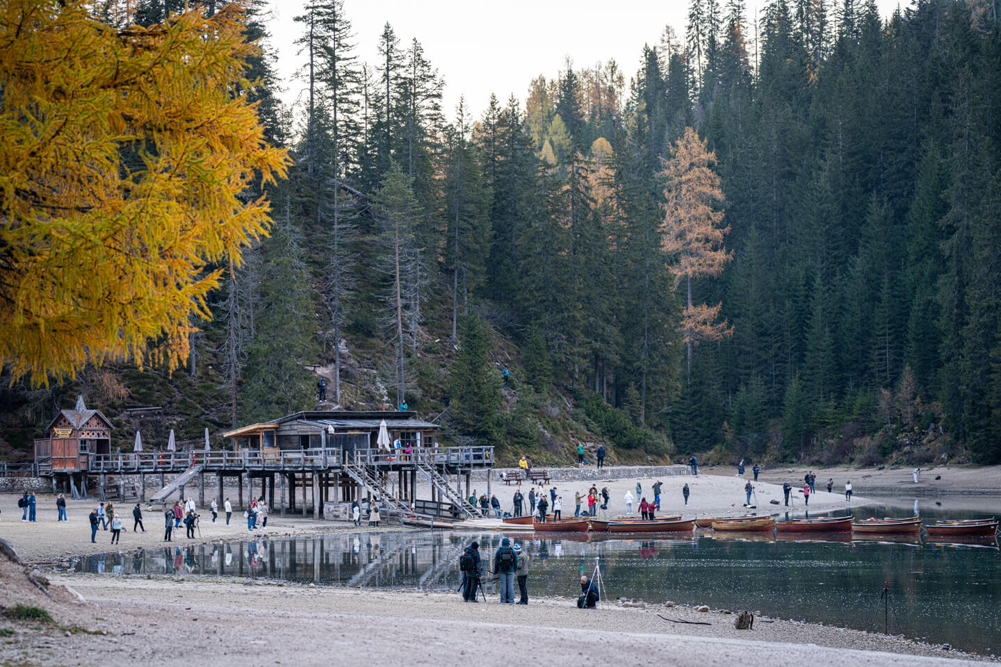 Pragser Wildsee morgens im Herbst