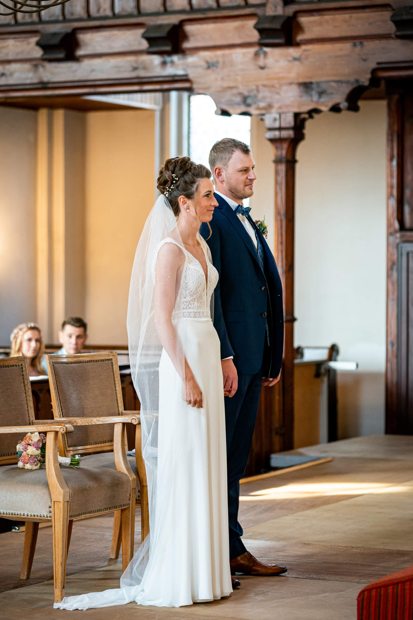 Das Brautpaar steht am Altar in der Michaeliskirche