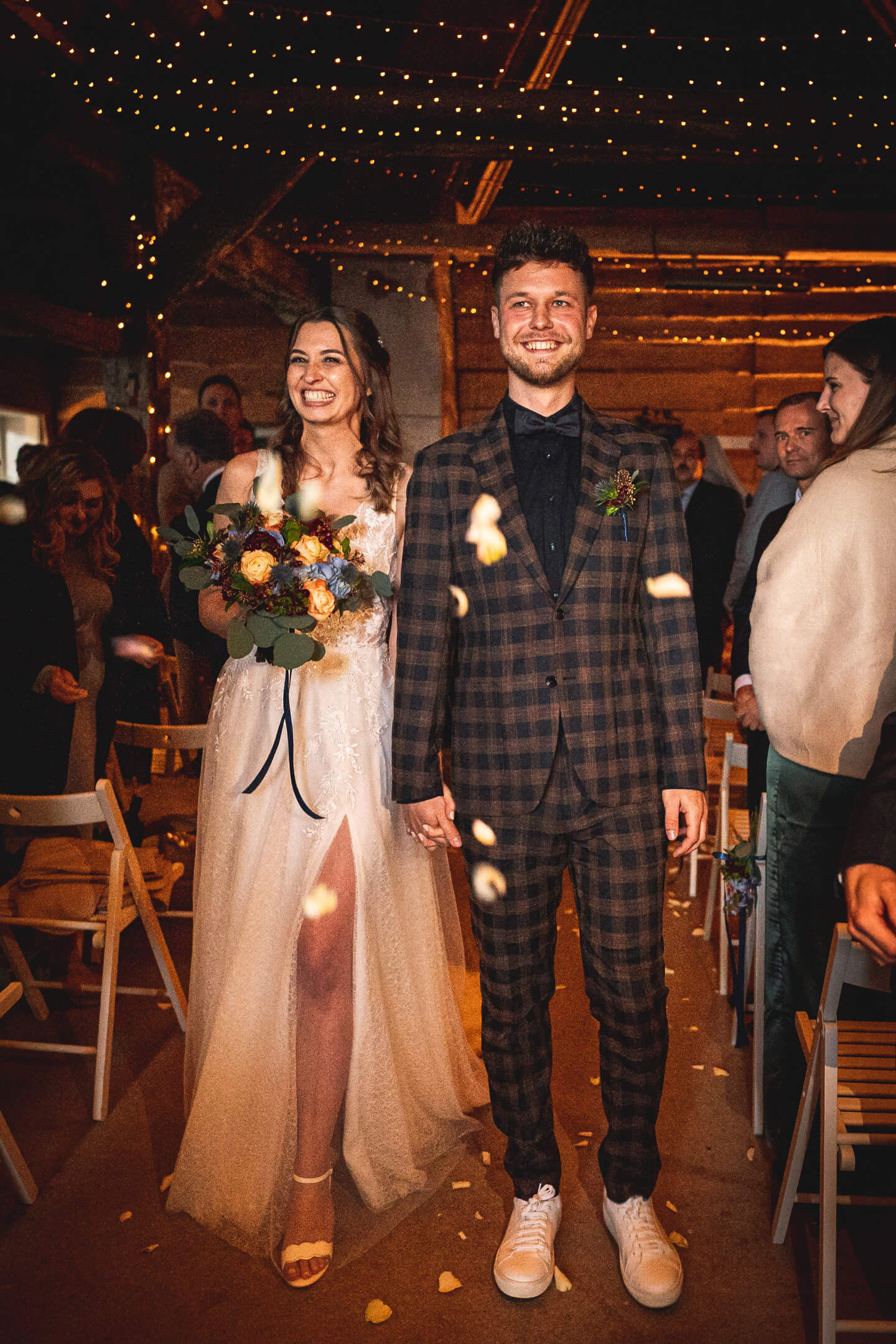 Auszug aus der Scheune nach freier Trauung.