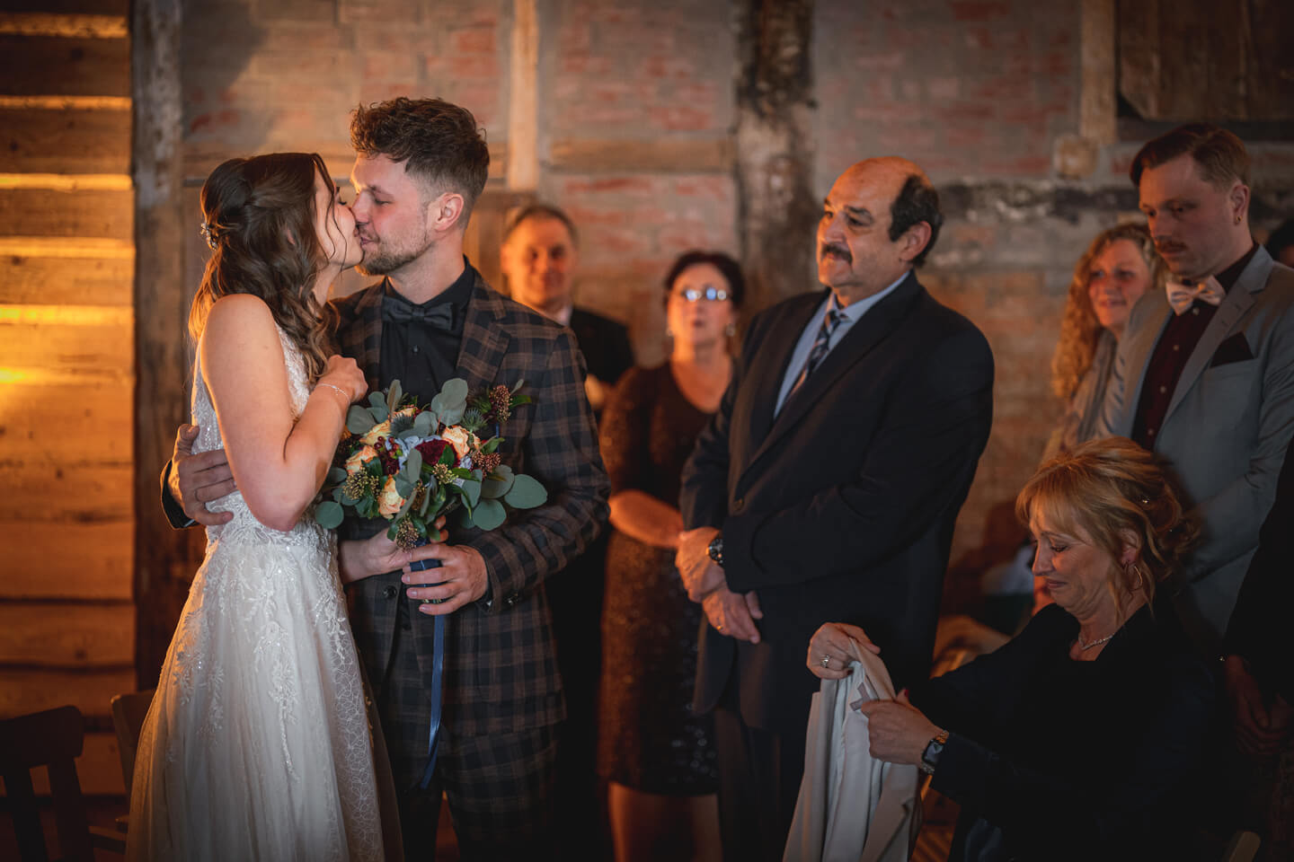 Kuss Hochzeitspaar bei Scheunenhochzeit in Niedersachsen.