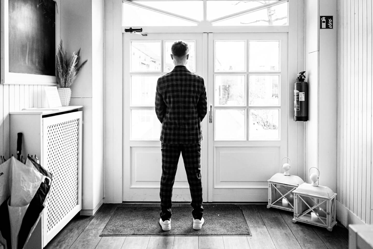 Bräutigam wartet auf die Braut zum First Look Moment.