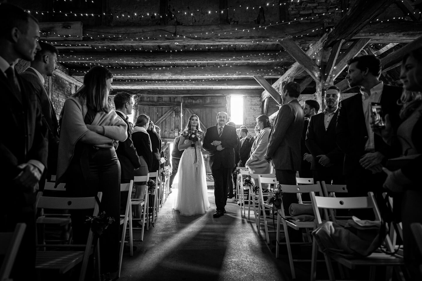 Einzug der Braut bei einer Scheunenhochzeit bei Hamburg.