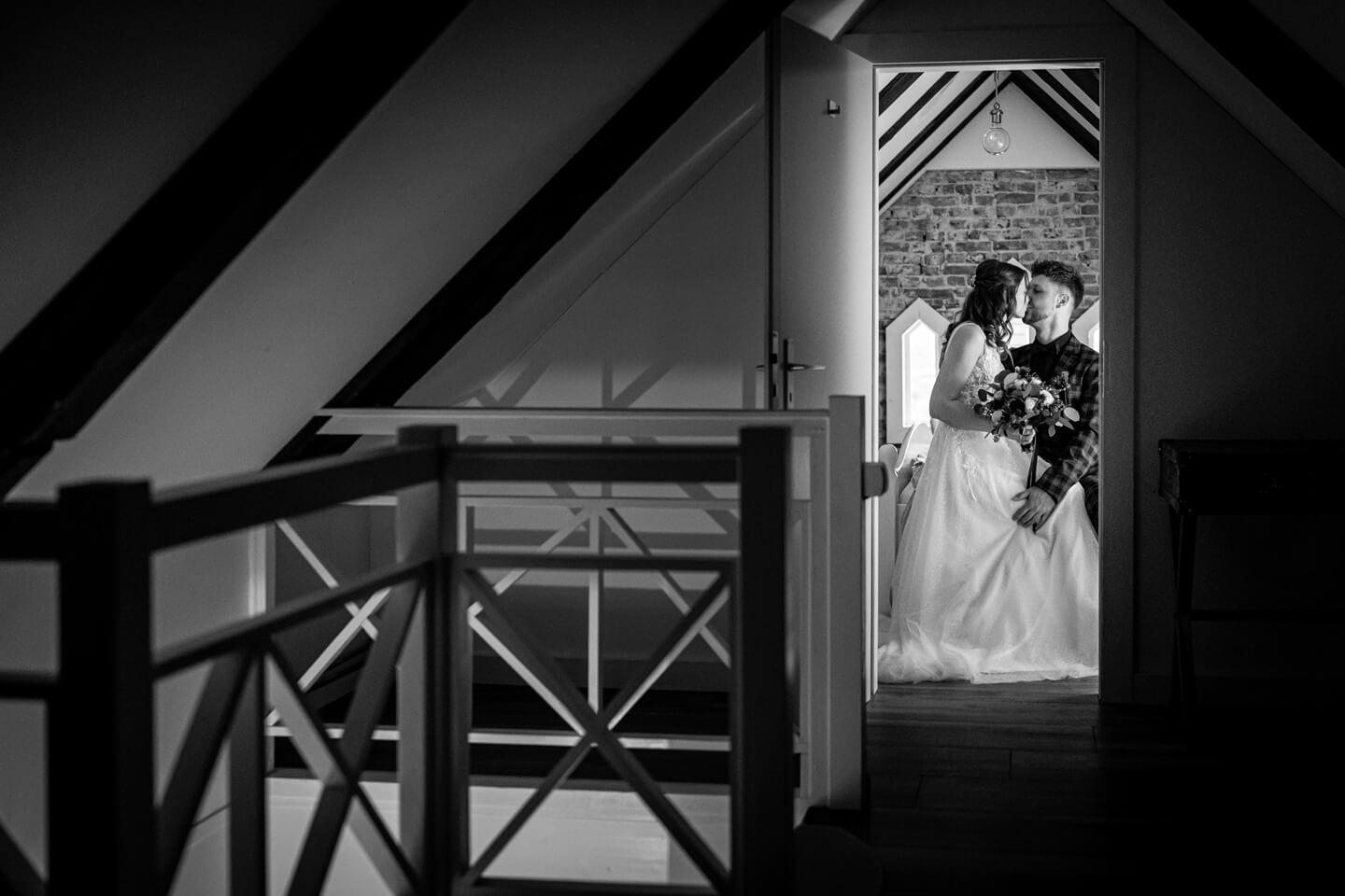 Mit dem Fotoapparat das Hochzeitspaar belauscht.