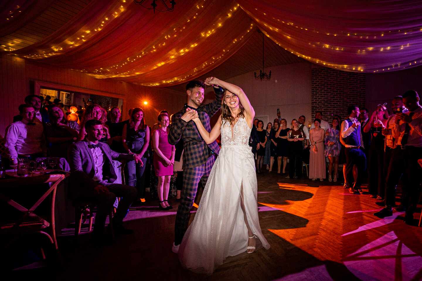 Hochzeitstanz fotografieren. Florian Läufer drückte hier als Hochzeitsfotograf auf den Auslöser.
