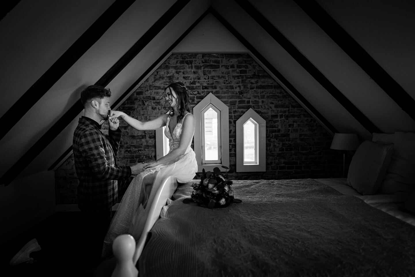 Hochzeitsfotos bei schlechtem Wetter im Dachgeschoss der Hochzeitslocation Landhaus Westerhof. Fotograf: Florian Läufer