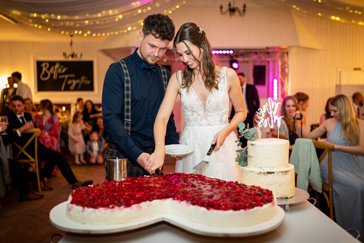 Darf bei keiner Hochzeitsreportage fehlen: Anschnitt der Hochzeitstorte. Fotograf: Florian Läufer, Hamburg.