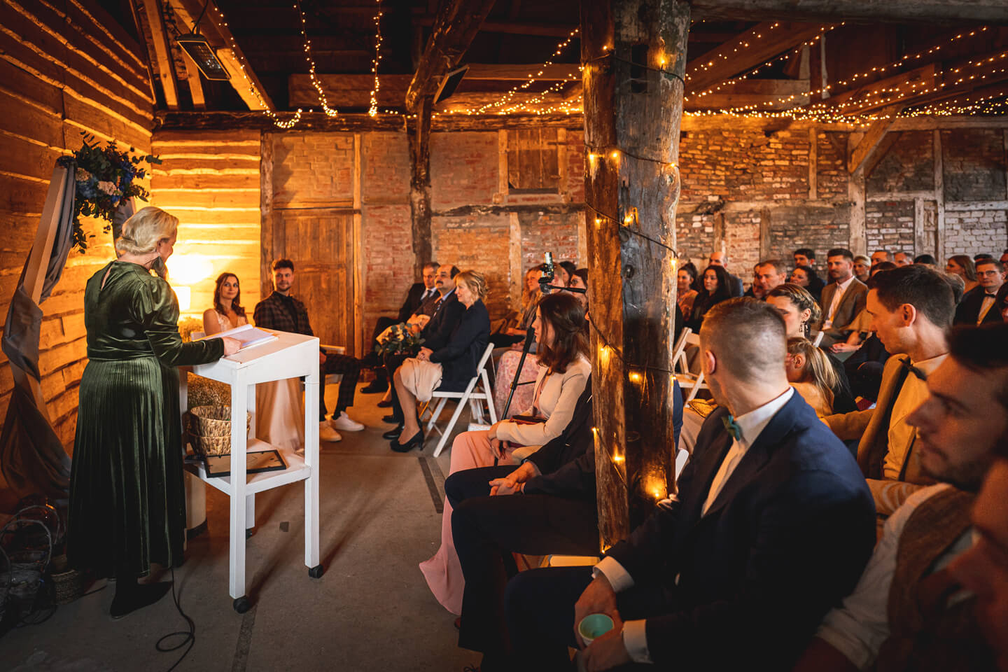 Scheunenhochzeit mit Traurednerin Judith Baldes in Hamburg. Fotograf: Florian Läufer