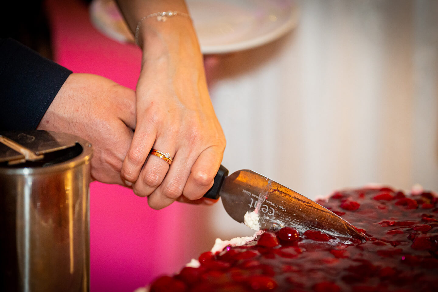 Wer hat die Hand oben beim Anschnitt der Hochzeitstorte?