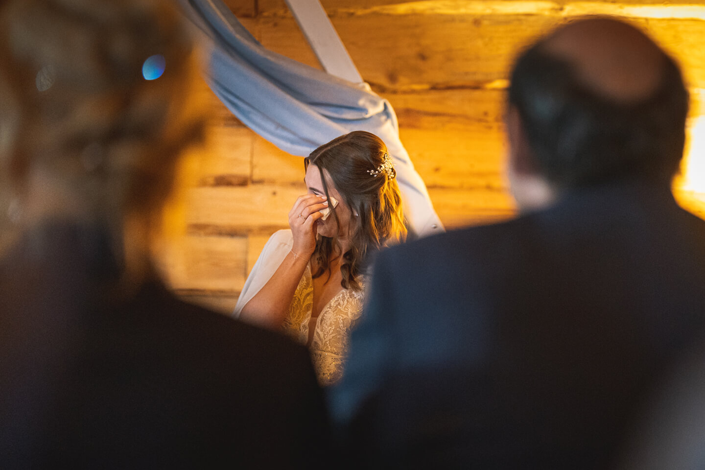 Braut tupft sich bei Scheunenhochzeit eine Träne weg