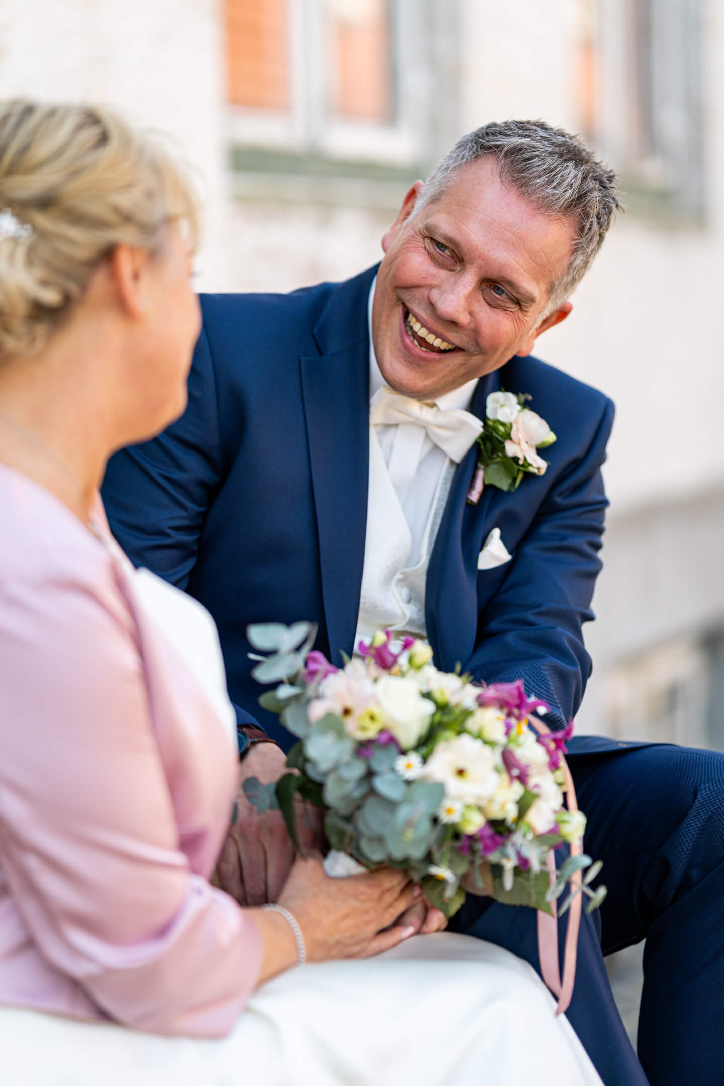 Bräutigam strahlt seine Braut an.