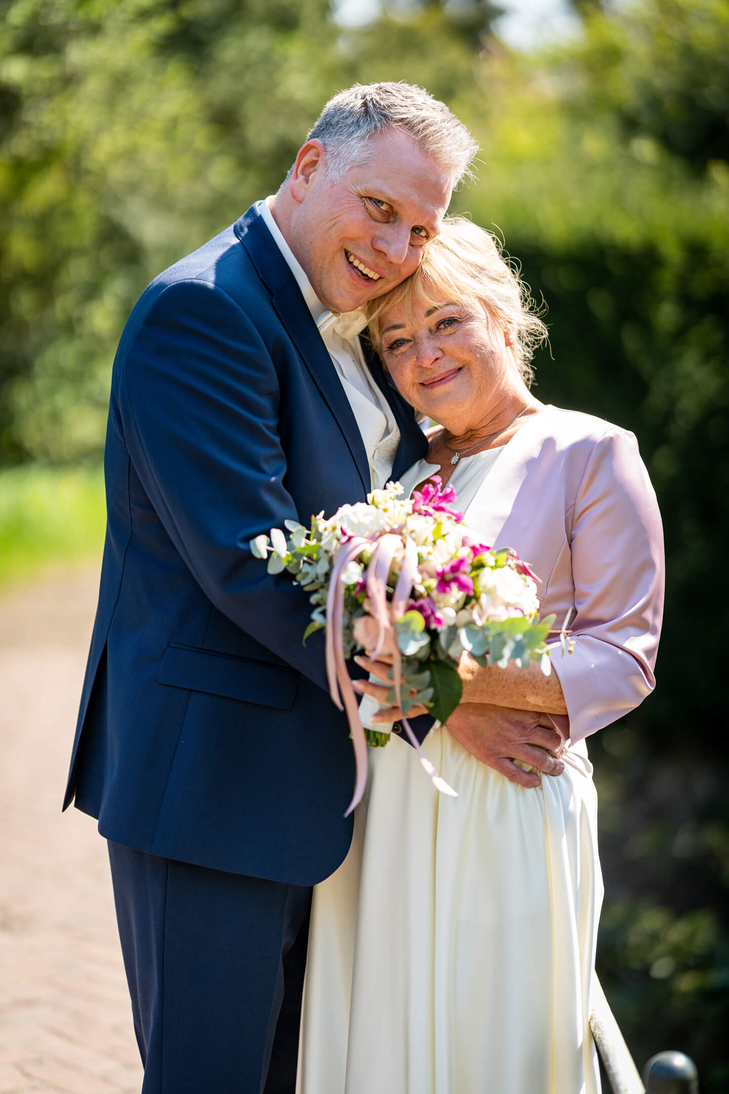 Glückliches Best Ager Brautpaar.