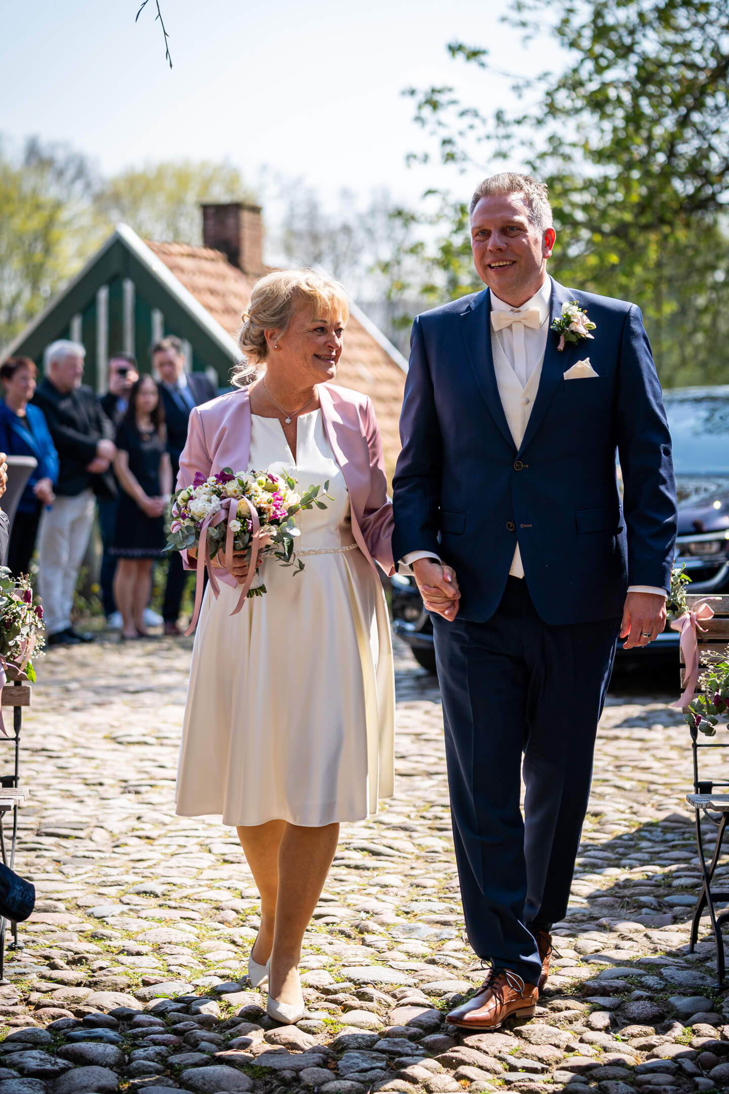 Das Brautpaar erscheint zur freien Trauung im Cafe Langes Mühle in Uetersen.