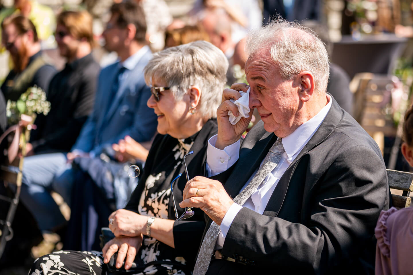 Emotionale Hochzeitsfotografie: Brautvater tupft sich eine Träne weg.