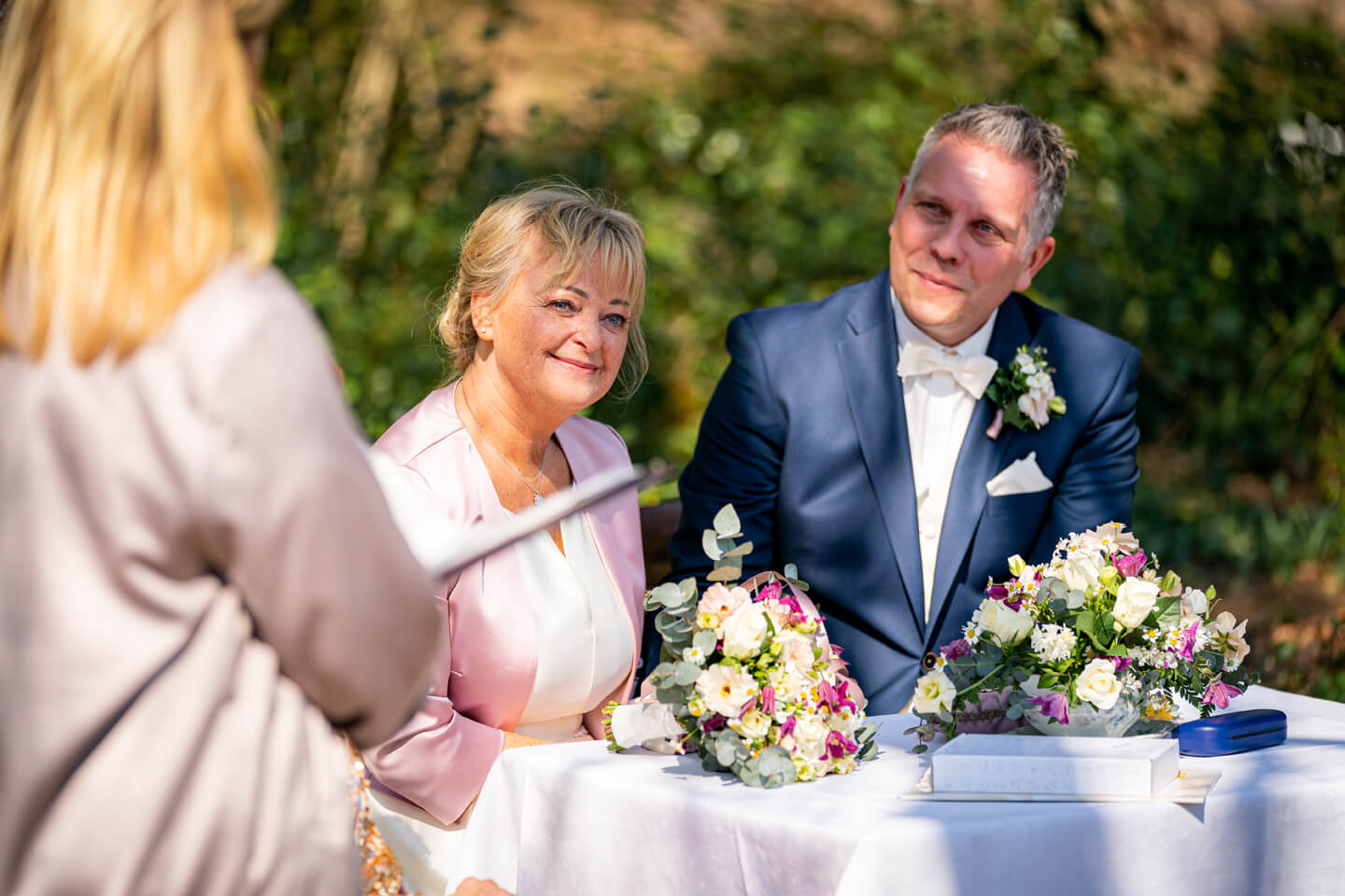 Hochzeitszeremonie unter freiem Himmel.