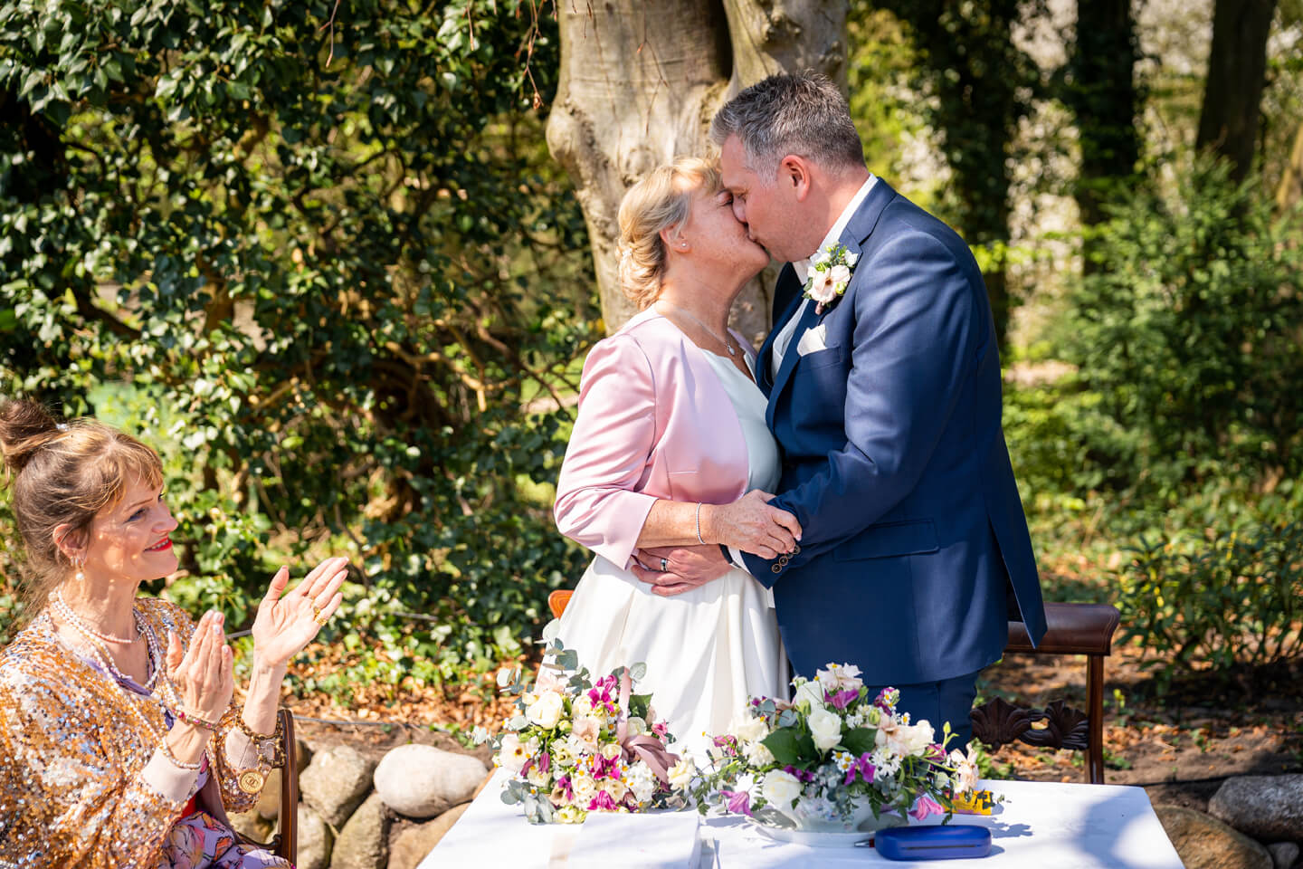 Hochzeitsfotograf Florian Läufer drückte hier beim Vermählungskuss auf den Auslöser.