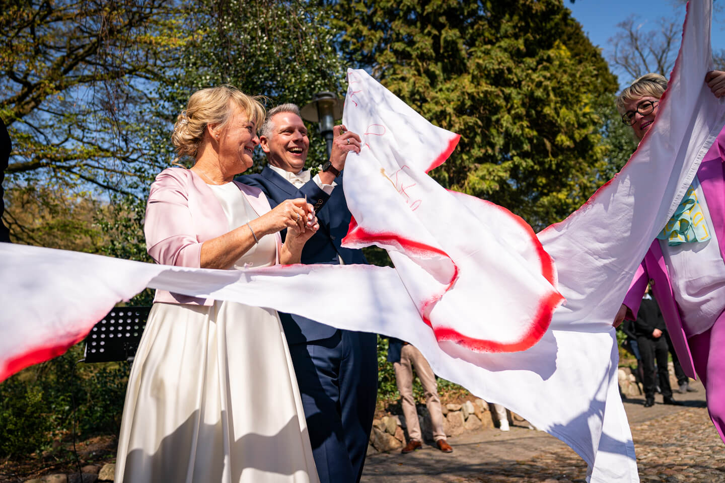 Bettlaken Herz ausschneiden.