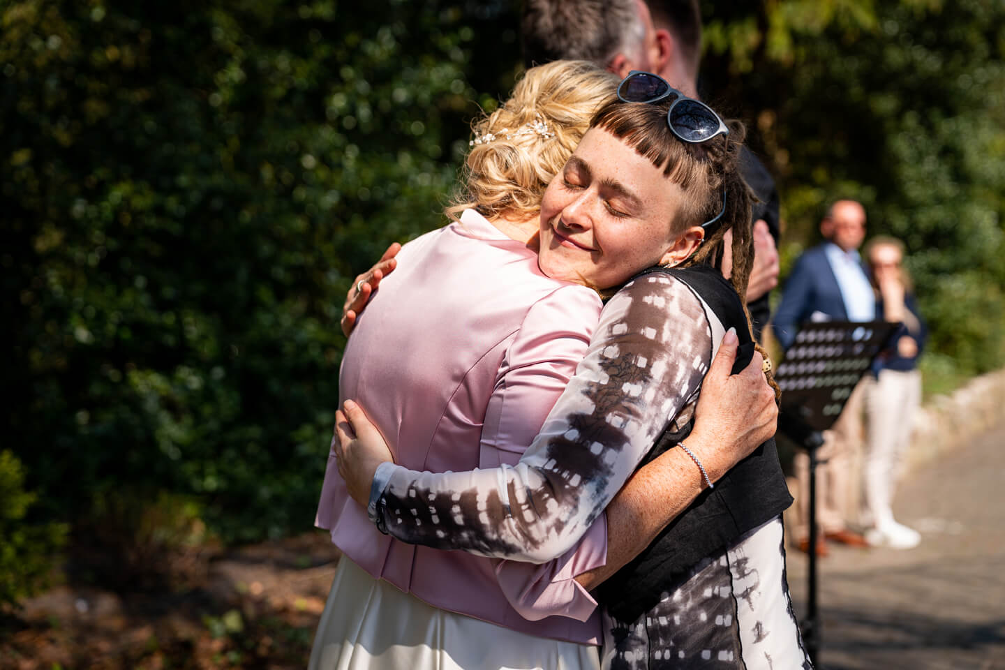 Glückwünsche nach der standesamtlichen Hochzeit im Café Langes Mühle.