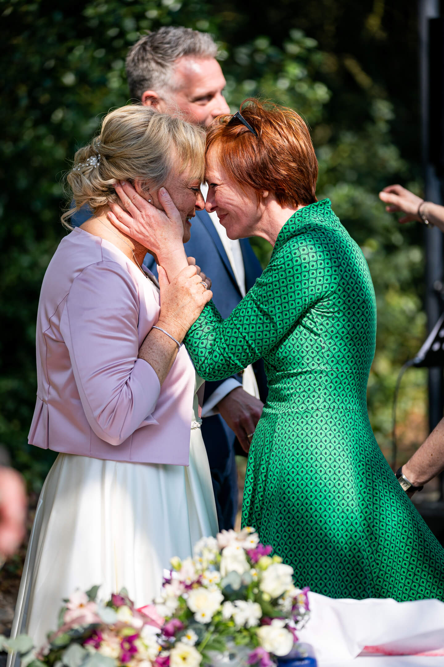 Glückwünsche bei der standesamtlichen Hochzeit in Uetersen.