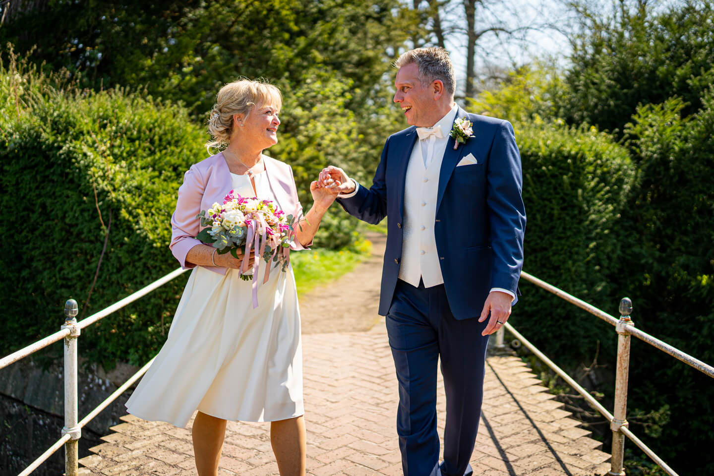 Glückliches Hochzeitspaar - fotografiert vom professionellen Hochzeitsfotografen Florian Läufer aus Hamburg.