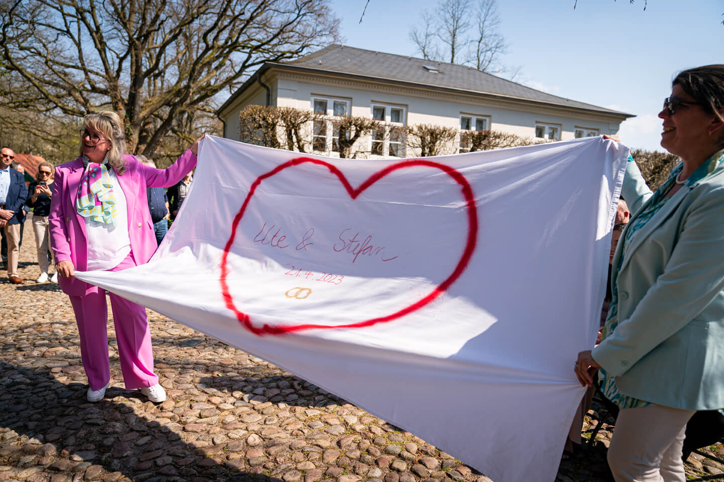 Herz aus Bettlaken ausschneiden zur Hochzeit im Frühling.