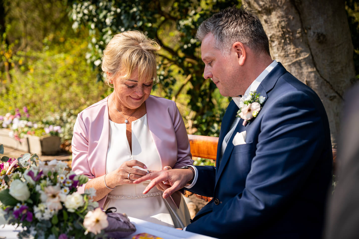 Ringtausch bei standesamtlicher Trauung in Uetersen.