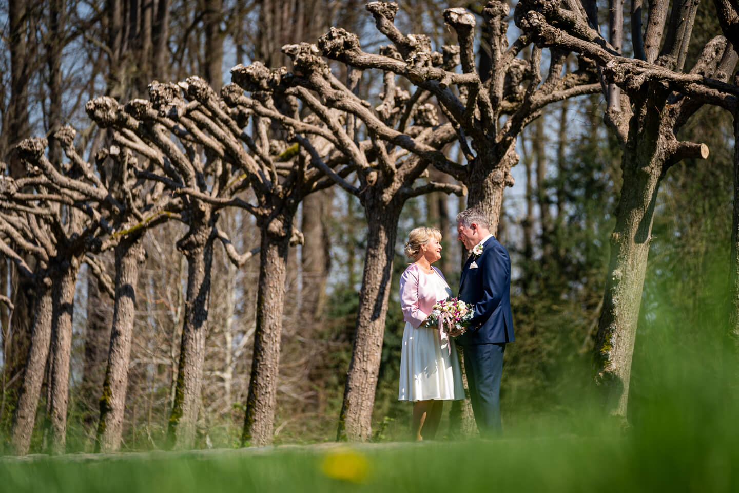 Hochzeitspaar im Frühling