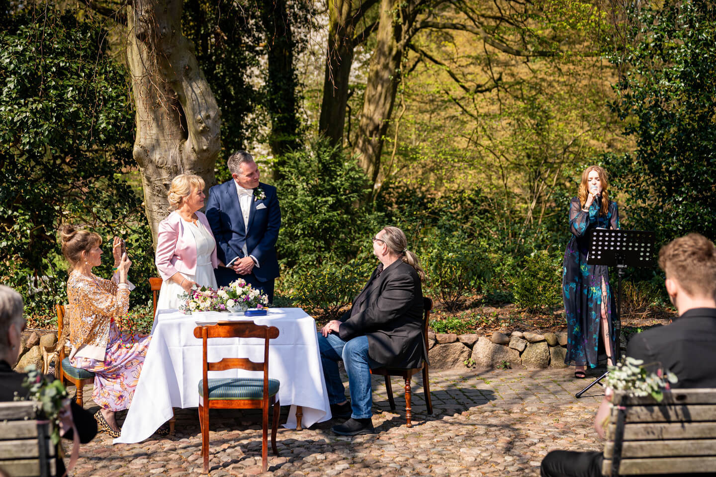 Hochzeit im Café Langes Mühle unter freiem Himmel. Fotograf: Florian Läufer, Hamburg.