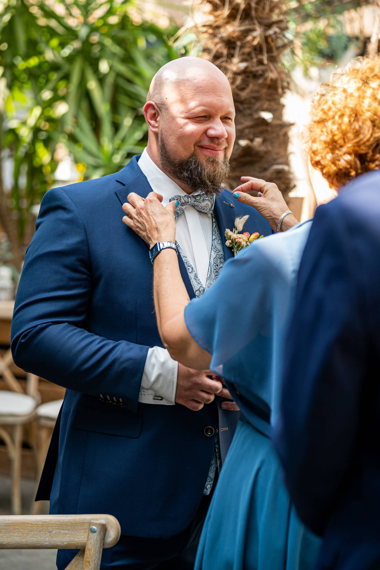 Mutter richtet dem Bräutigam die Fliege