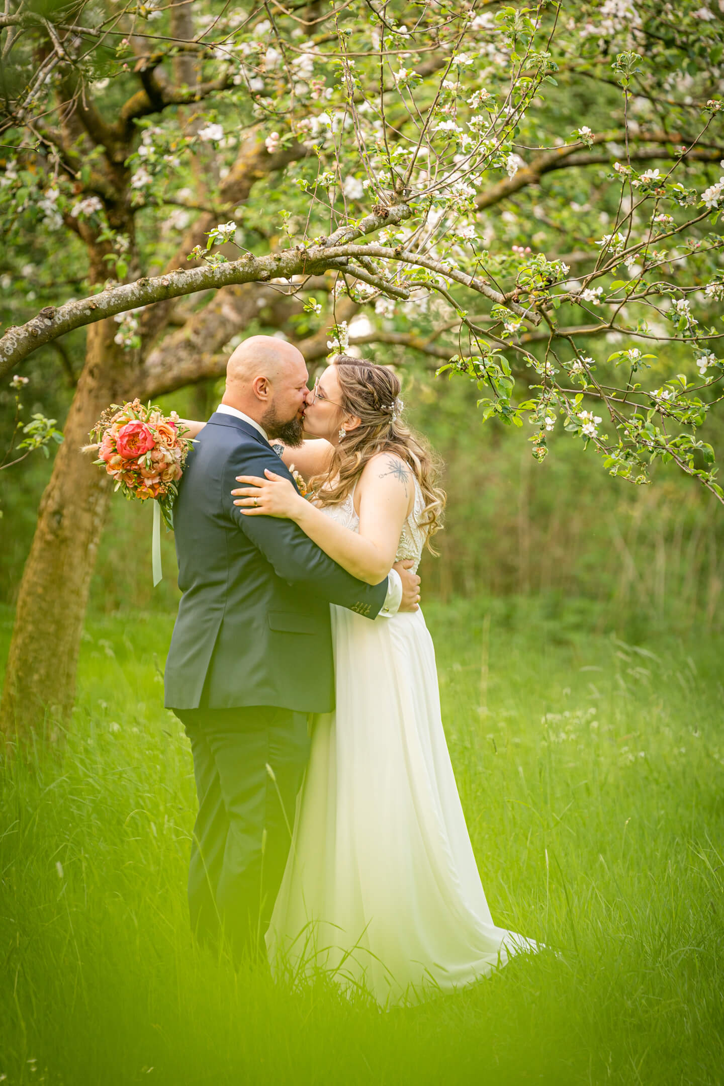 Hochzeitspaar küsst sich