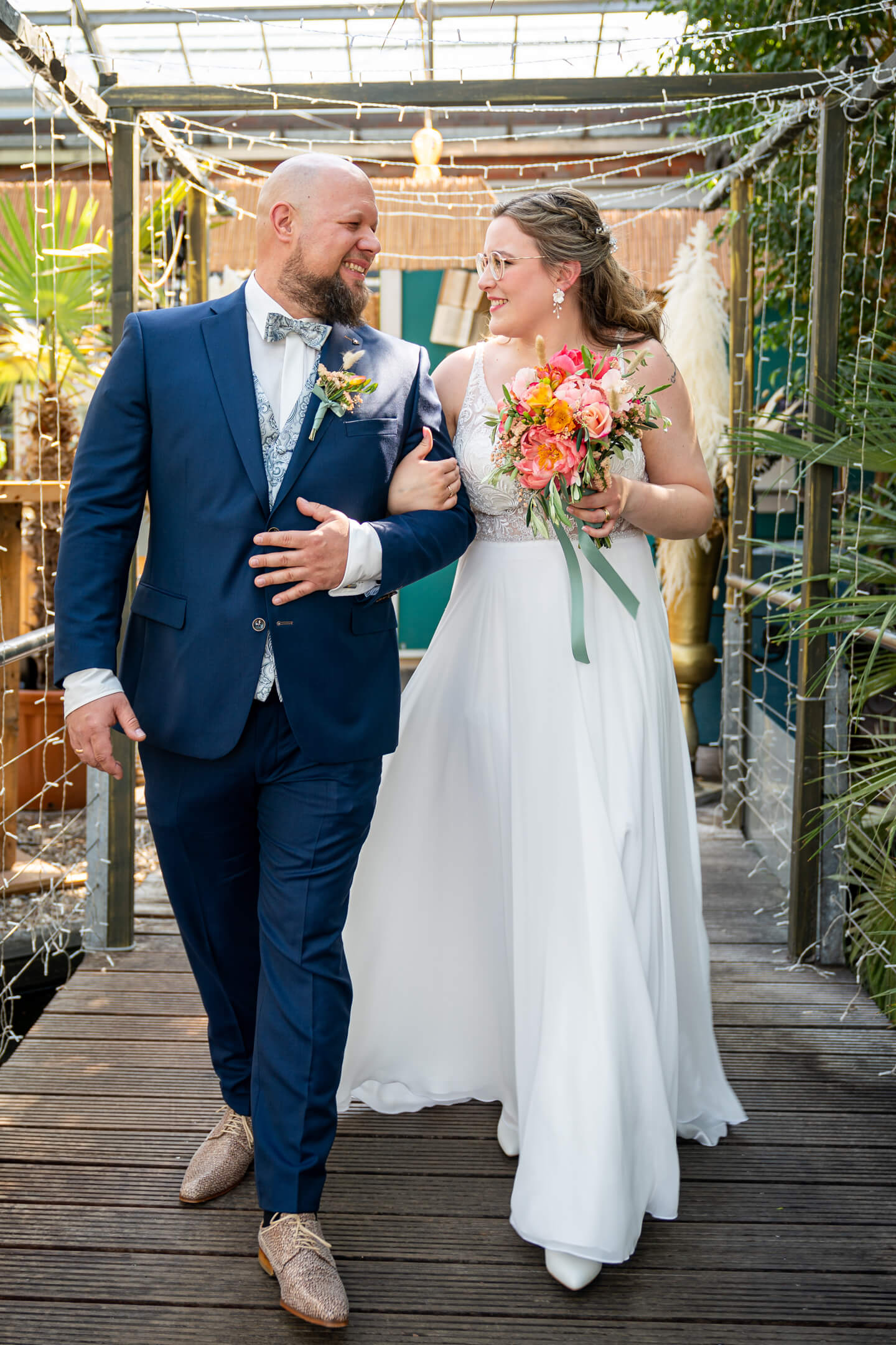 Auszug vom Brautpaar nach freier Trauung im Palmencafé.