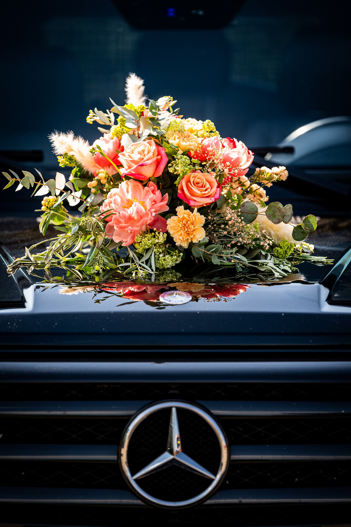 Blumenschmuck für das Hochzeitsauto.