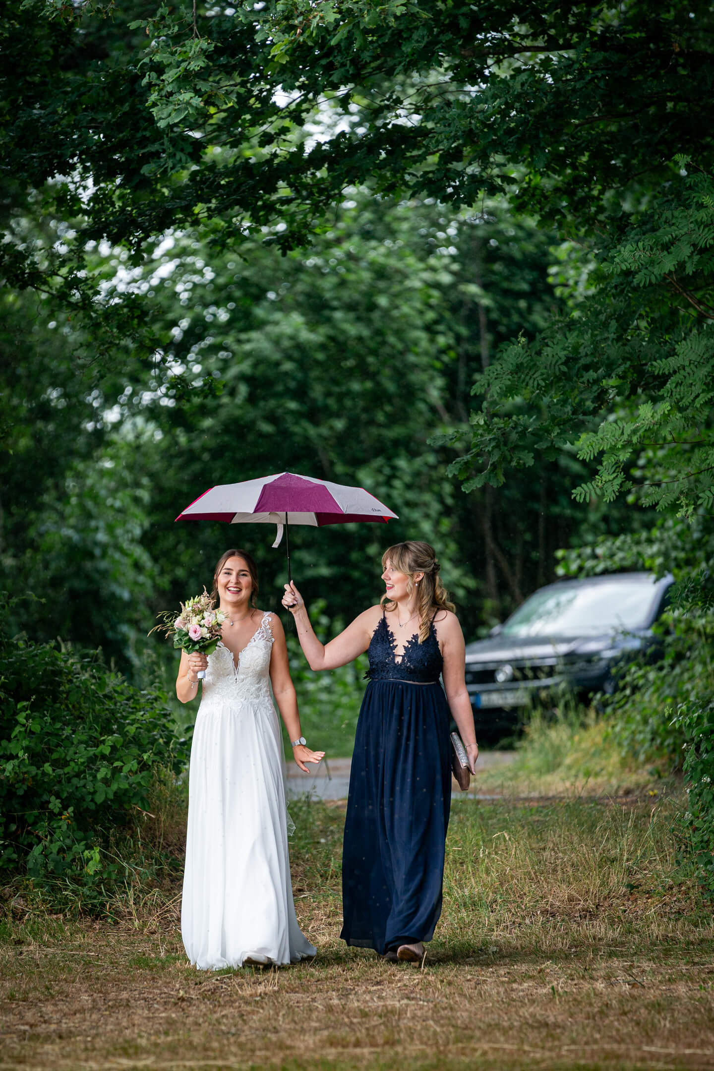 First Look bei Regen.