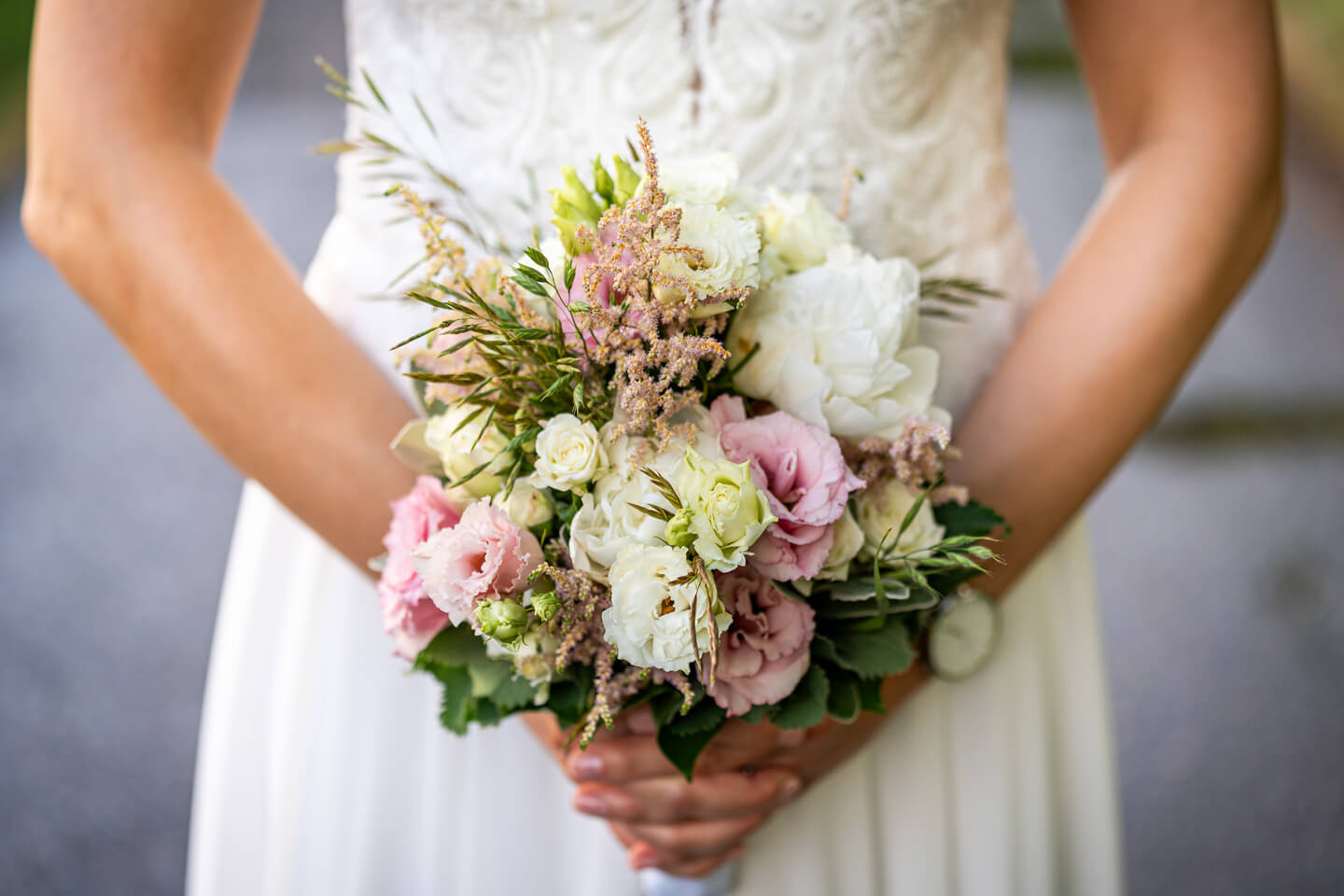 Braut hält ihren Brautstrauss