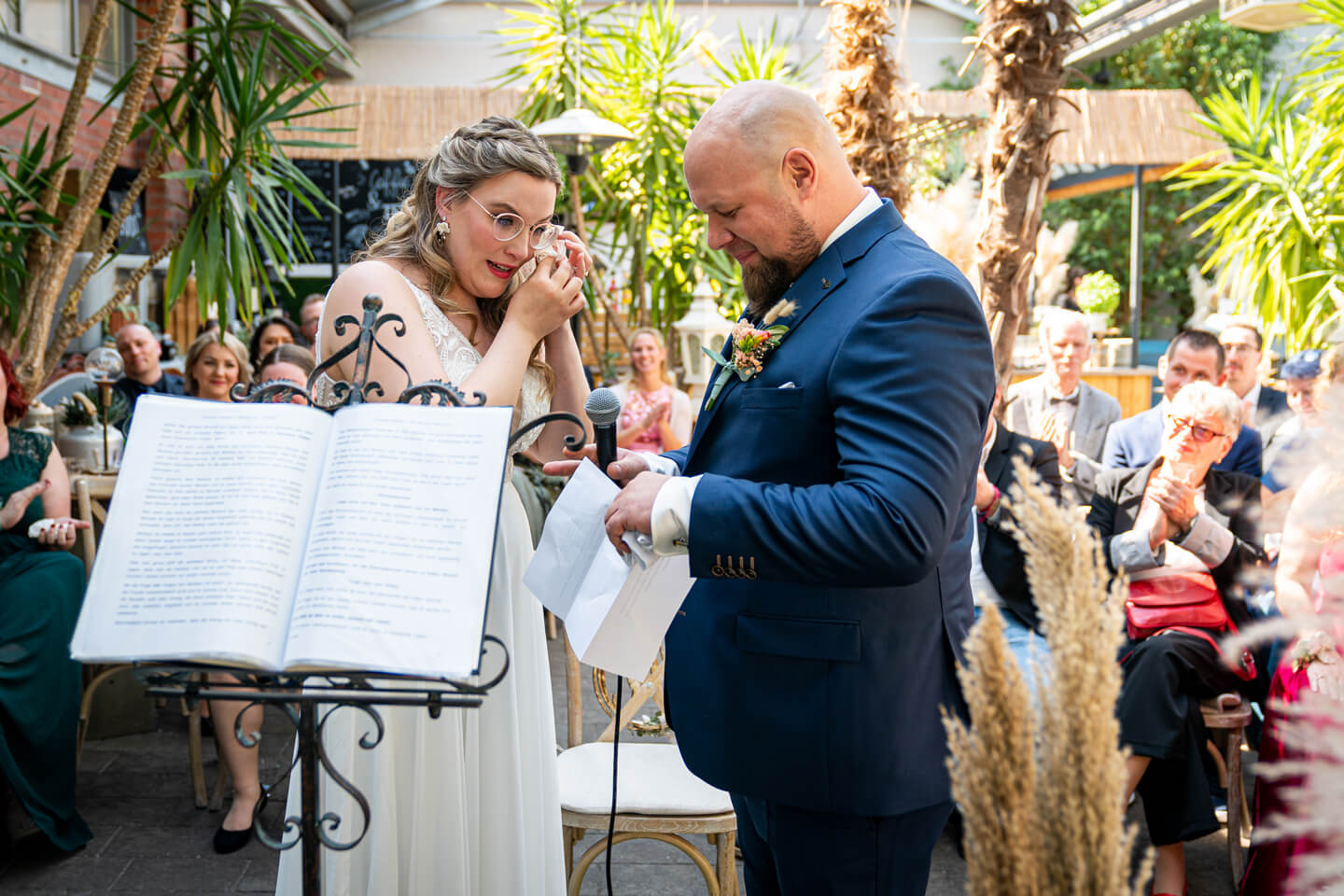 Braut tupft sich eine Träne weg.