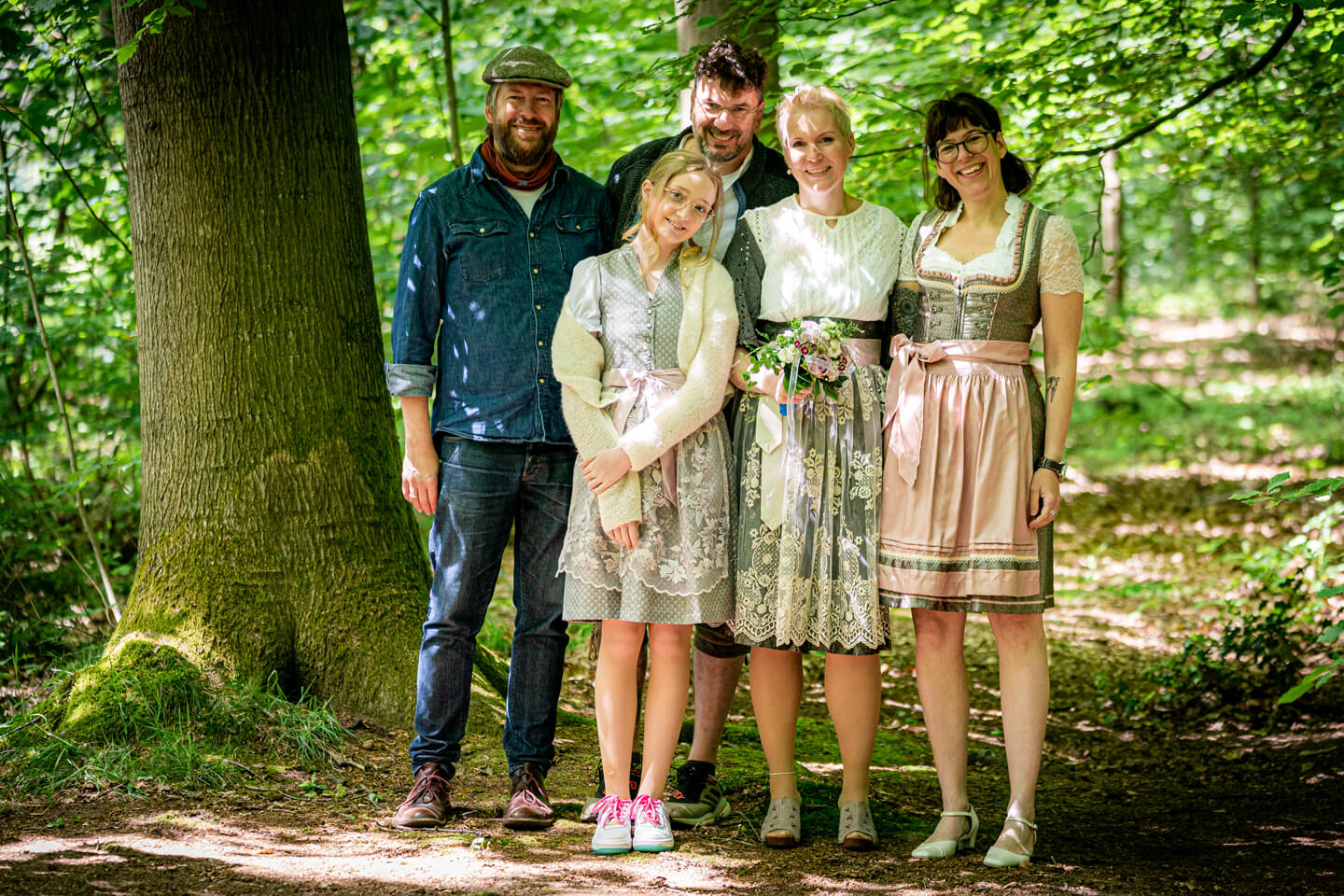 Erinnerungsfoto nach Hochzeit im Wald