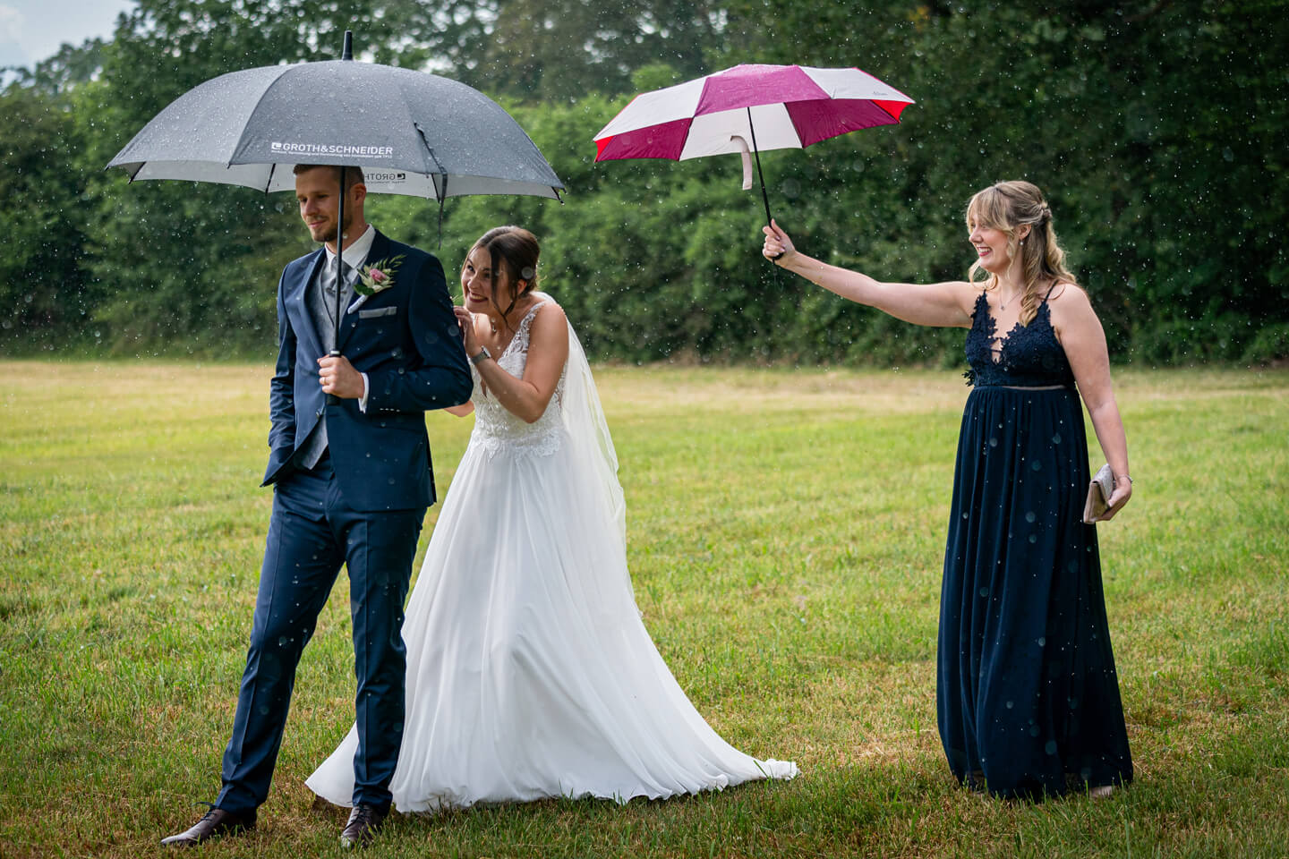 Hochzeitsfotos im Regen. Hier beim First Look Shooting in Schleswig-Holstein.